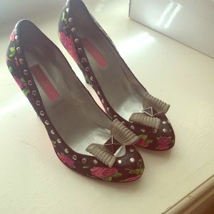 Bestsy Johnson Floral Heel